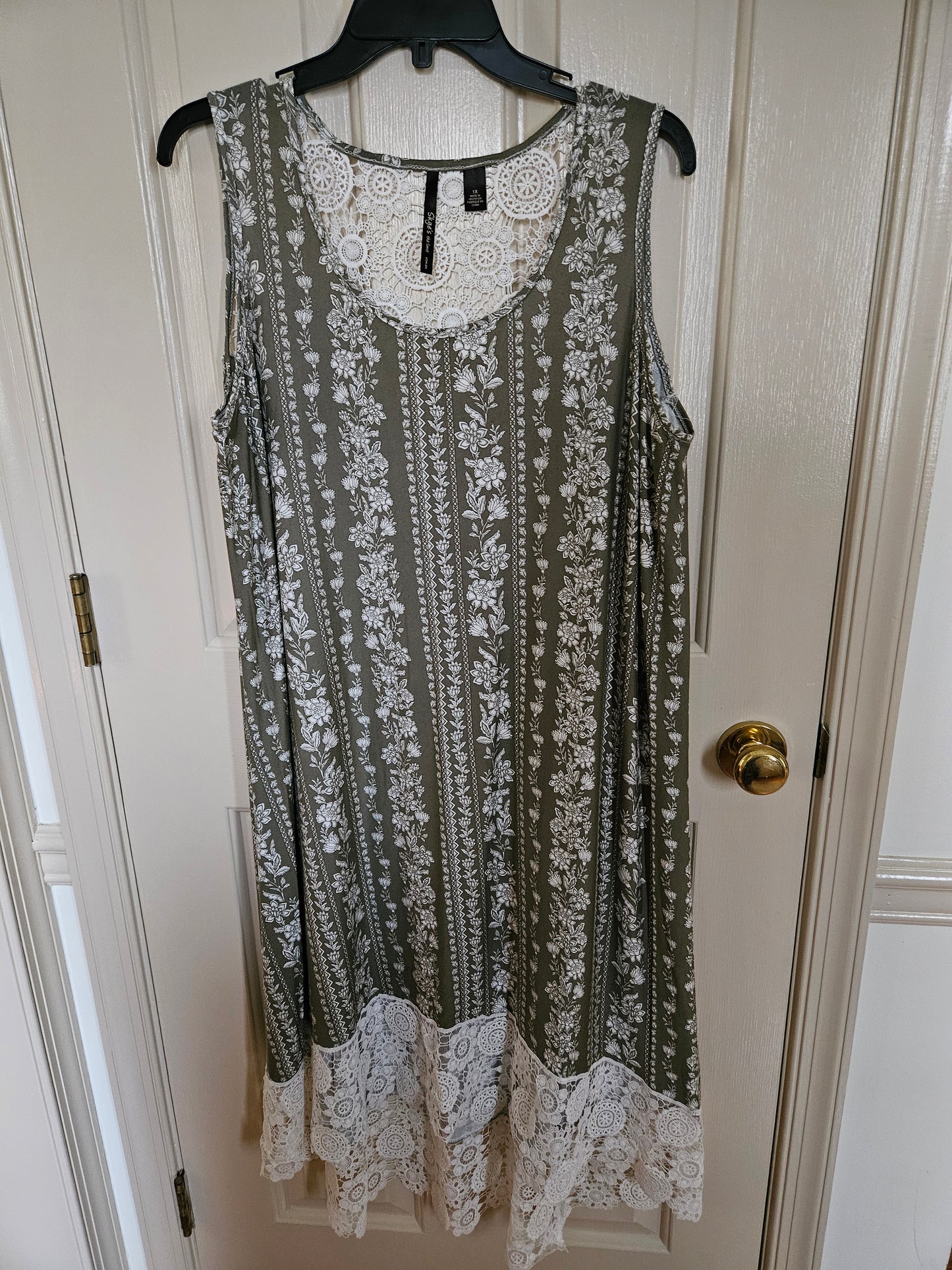 Skye's the Limit (brand) Maxi dress w/lace trim - size X-Large