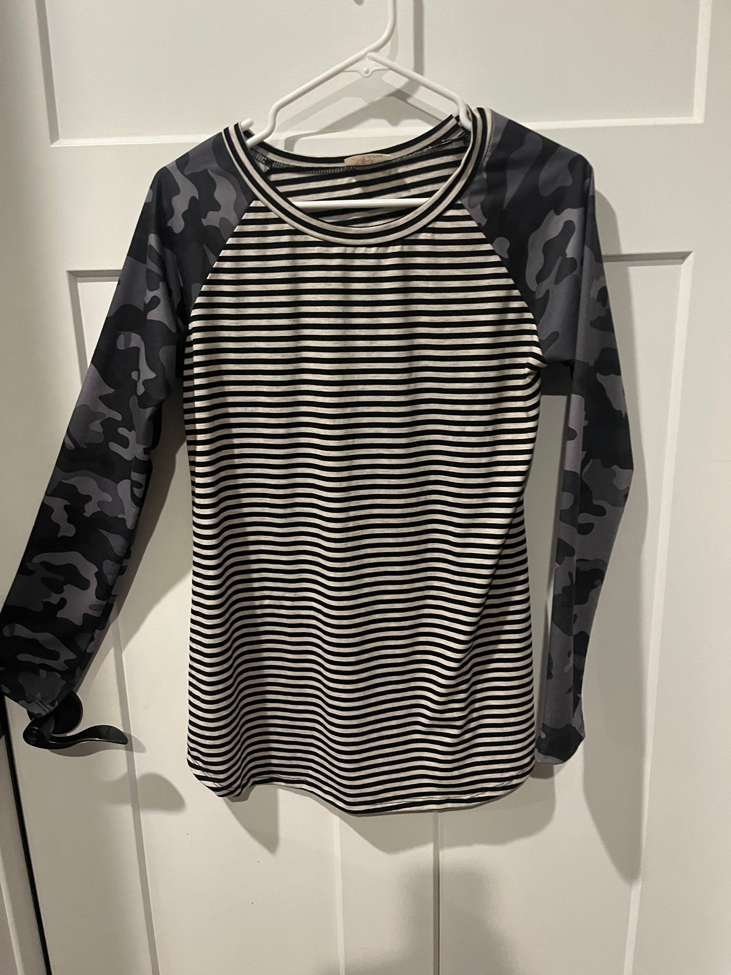 black and white stripe camo sleves top - size X-Large
