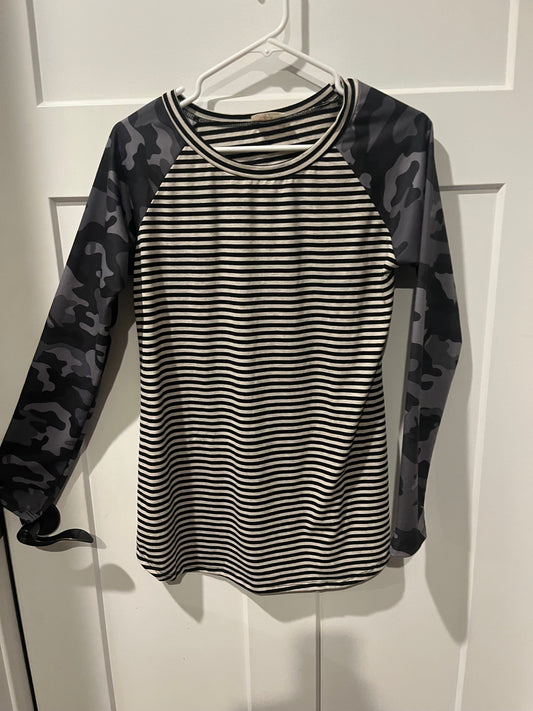 black and white stripe camo sleves top - size X-Large